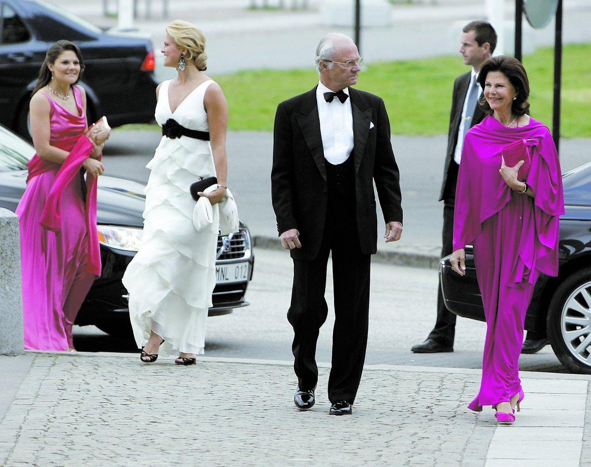 Hela kungafamiljen var stilig på World Childhood Foundations 10-årsjubileum på Göteborgsoperan. Prinsessan Madeleine visade solbrännan i vitt och kungen var traditionell i svart kostym. Både kronprinsessan och drottningen klädde sig trendriktigt i rosa.