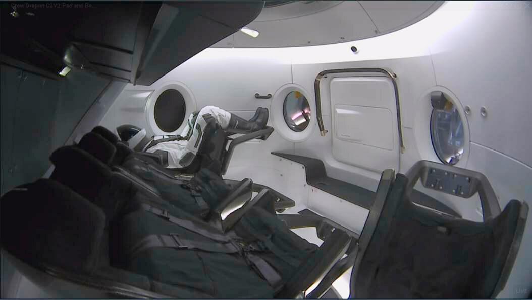 Dockan Ripley, enligt denna bild från Elon Musk, vd för raketföretaget Space X. Dockan är döpt efter hjältinnan i Alien-filmerna.