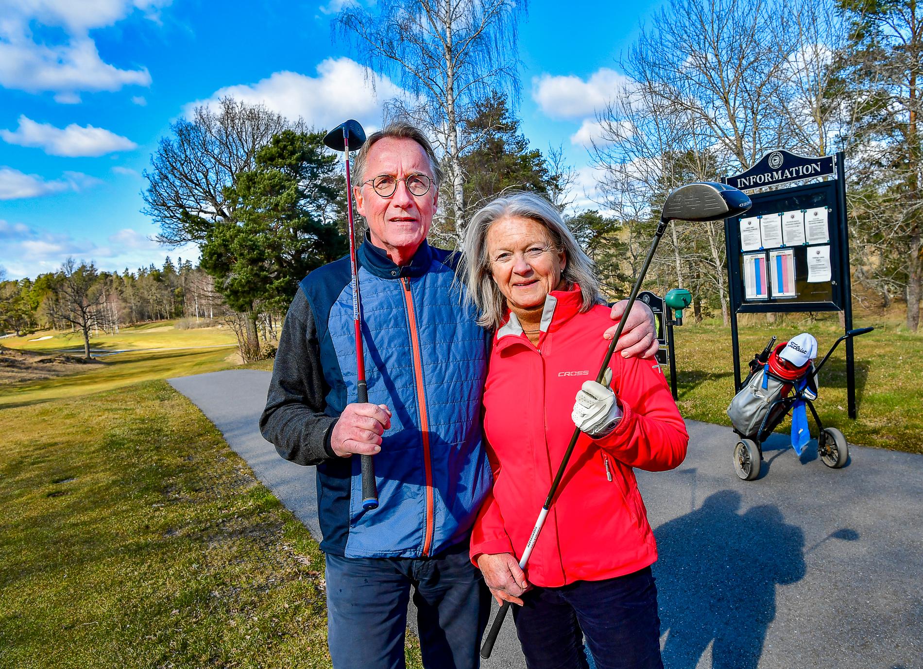 Paret Gösta och Cecilia Bergman från Enebyberg är medlemmar på Djursholms golfklubb och har spelat varje dag senaste veckan. "Får vi inte träffa barnbarnen under dessa coronatider kan vi lika väl gå ut och spela golf i stället", förklarar Cecilia Bergman.