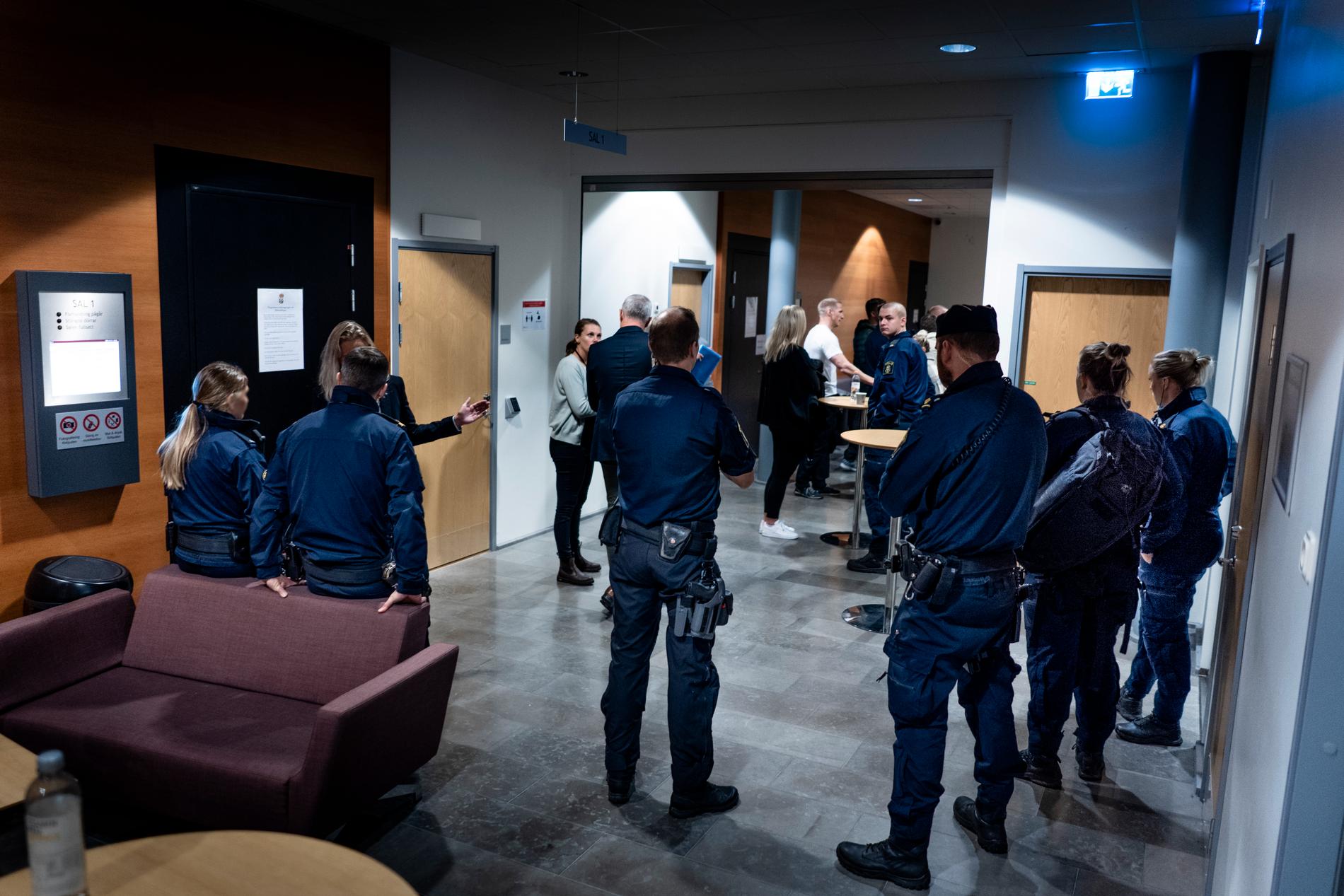 Många poliser och kollegor till den mördade polisen var på plats vid rättegången i Göteborgs tingsrätt.