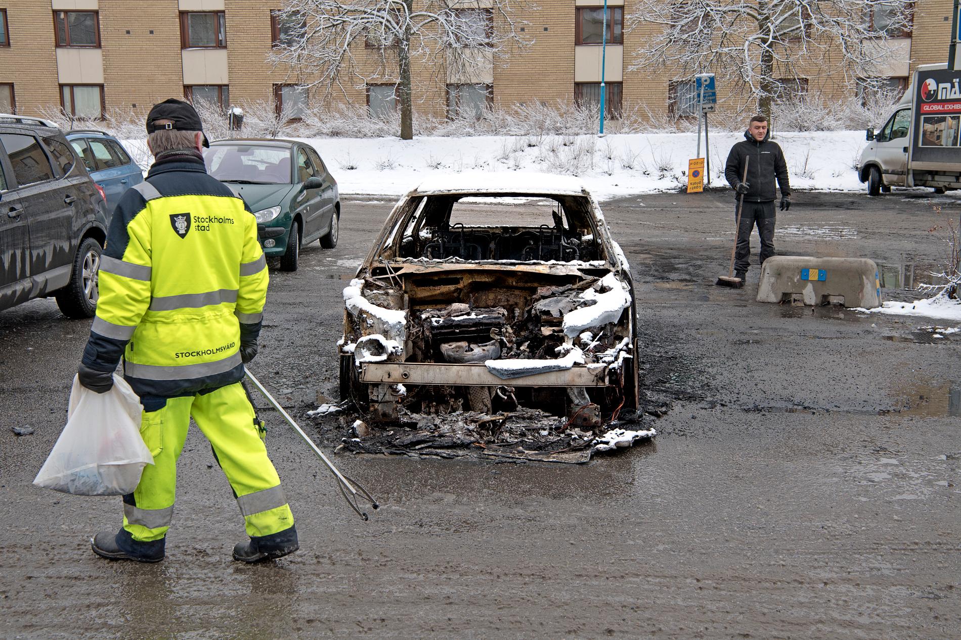 Rinkeby dagen efter stenkastningen mot polis och bilbränder.