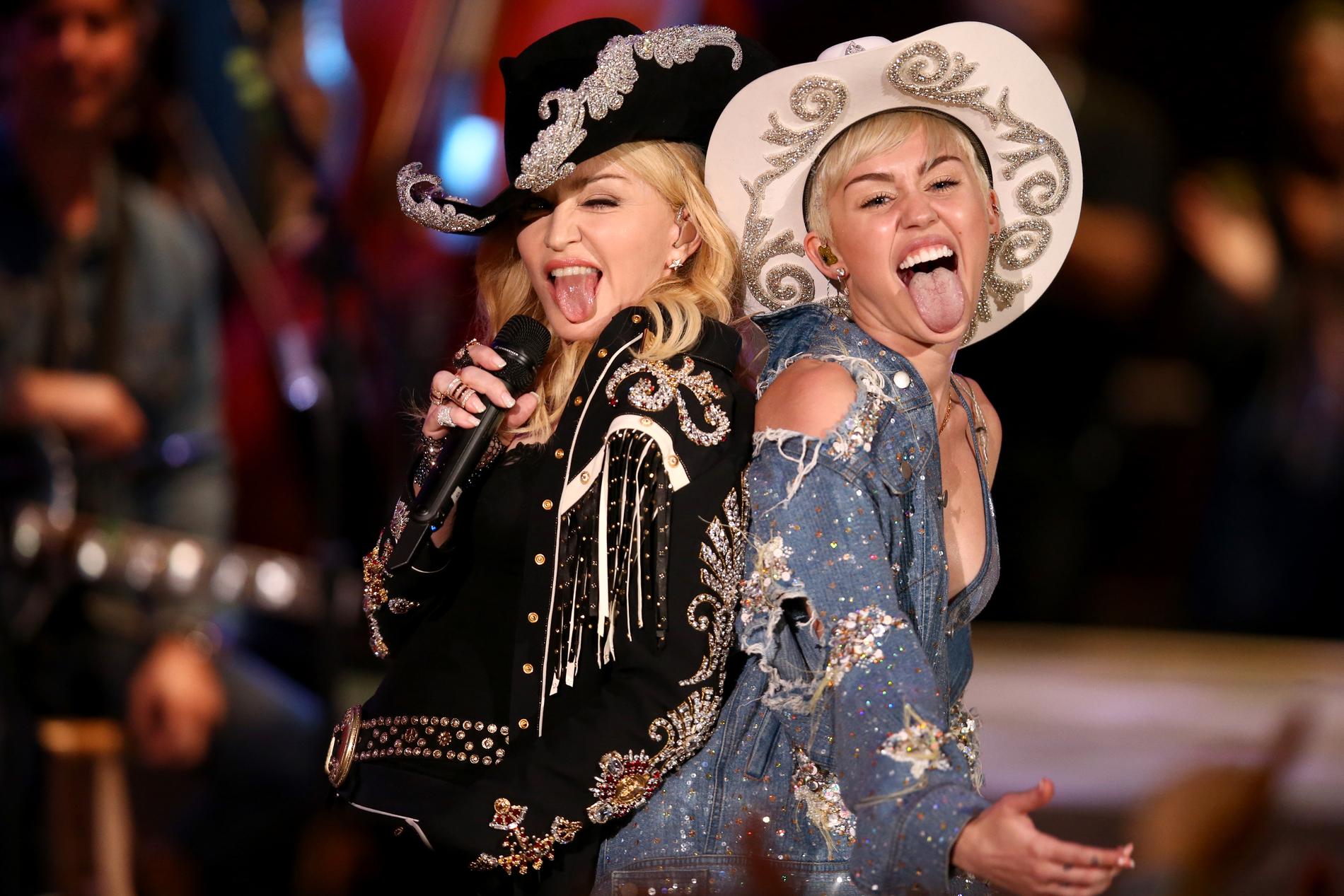 Madonna och Miley jämför tungor på MTV Unplugged i januari 2014.