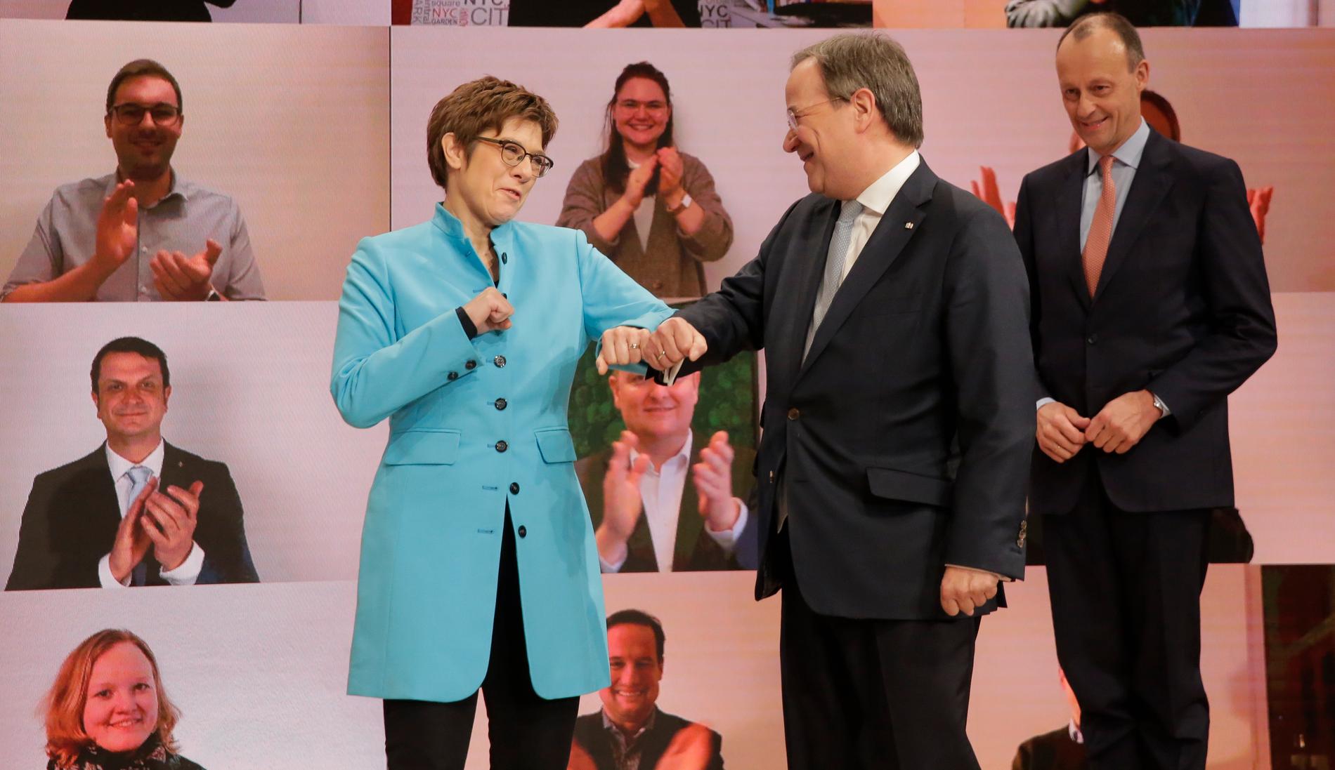 Annegret Kramp-Karrenbauer blev CDU-ledare i december 2018 och meddelade att hon skulle avgå i februari 2020. Här gratulerar hon sin valde efterträdare Armin Laschet. I bakgrunden står den besegrade kandidaten Friedrich Merz.