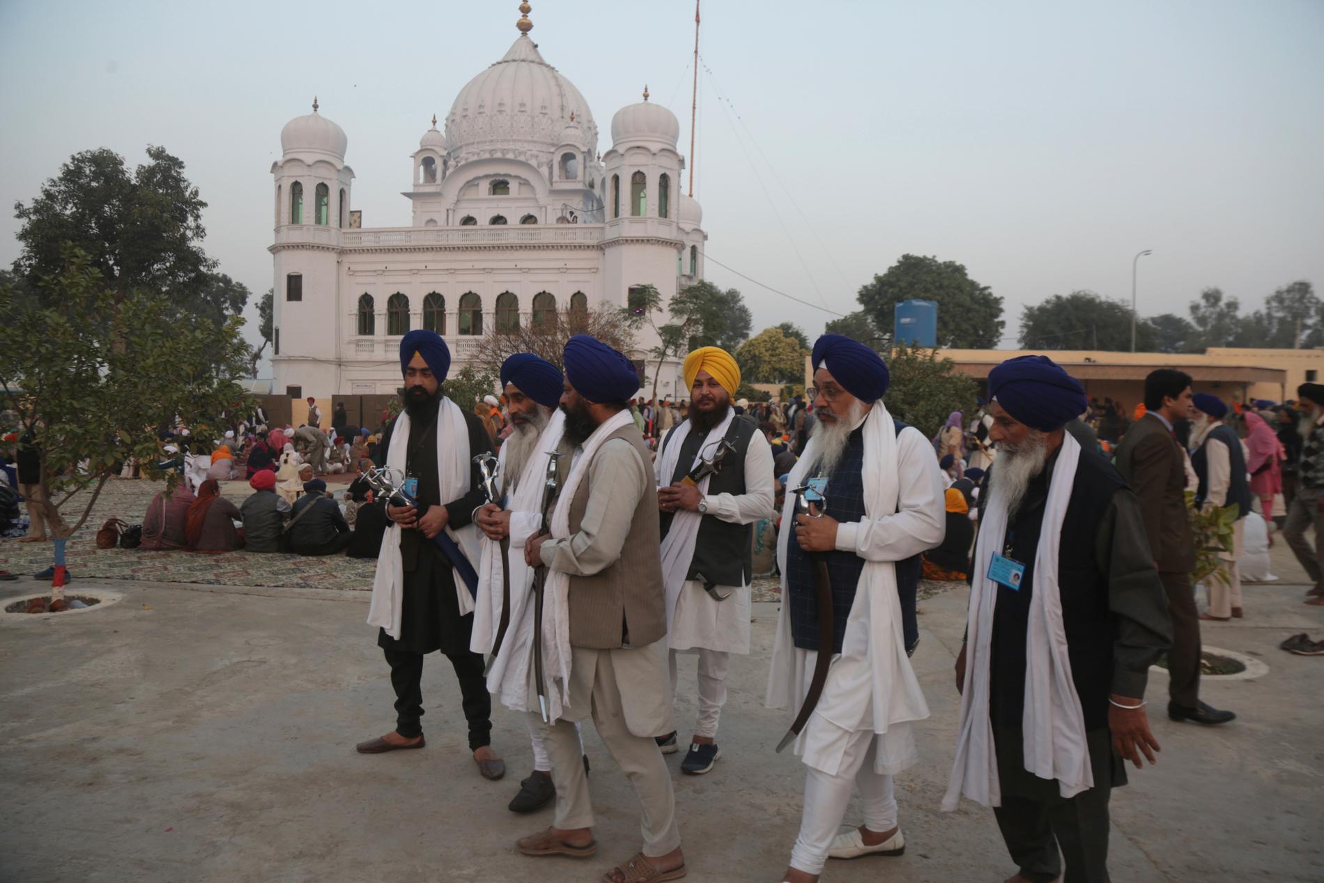 Indiska sikher besöker helgedomen för deras andlige ledare Guru Nanak Dev i Kartarpur, Pakistan. Arkivbild
