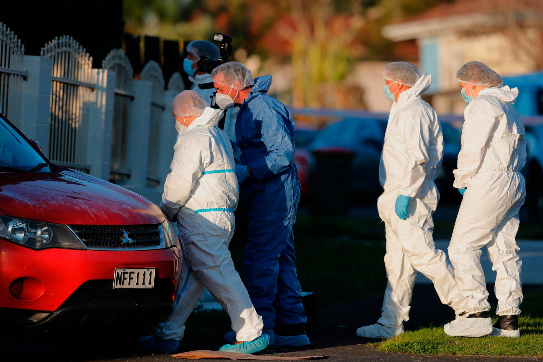 Polisens tekniker på plats efter att kvarlevor från två barn hittats i resväskor i Auckland.