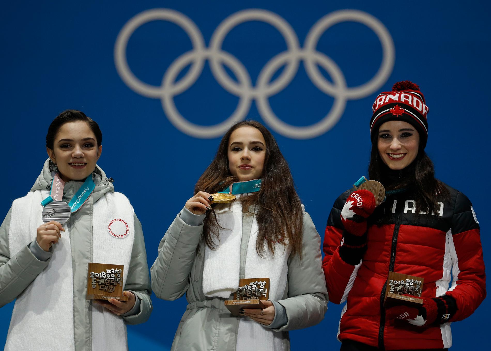 Jevgenija Medvedeva till vänster, tog silver bakom träningskompisen Alina Zagitova.