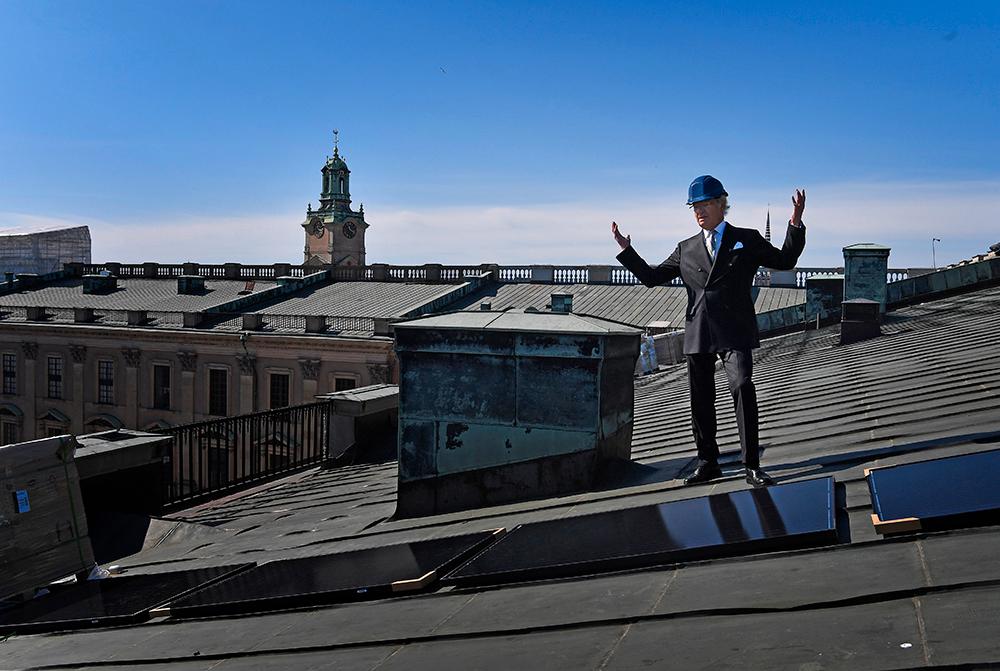 Kungen på slottets tak när de första solcellerna monterades 2018. 