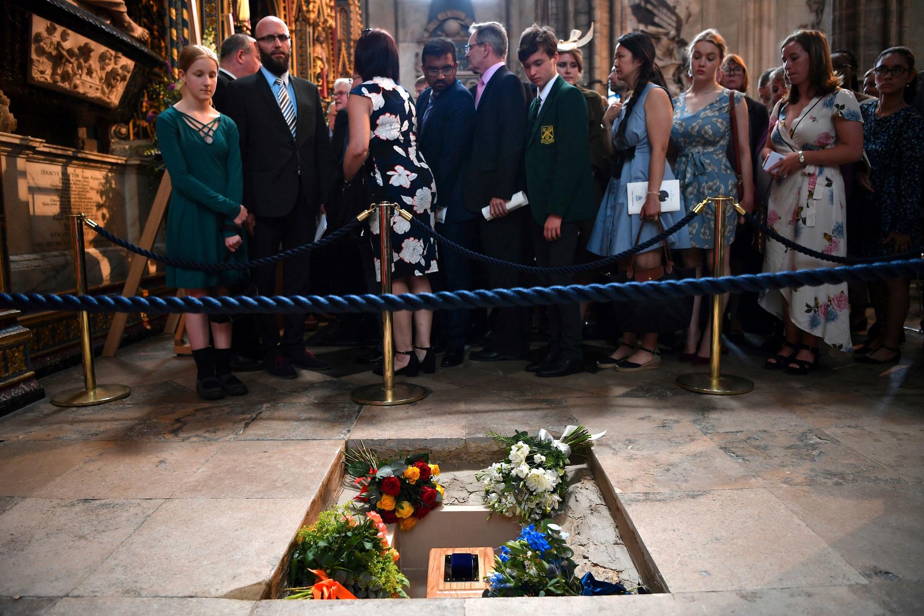 Stephen Hawking har förts till sista vilan i Westminster Abbey i London.