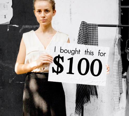 Från den norska serien ”Sweatshop”. En norsk modebloggare visar att hon köpte ett plagg för 100 dollar.