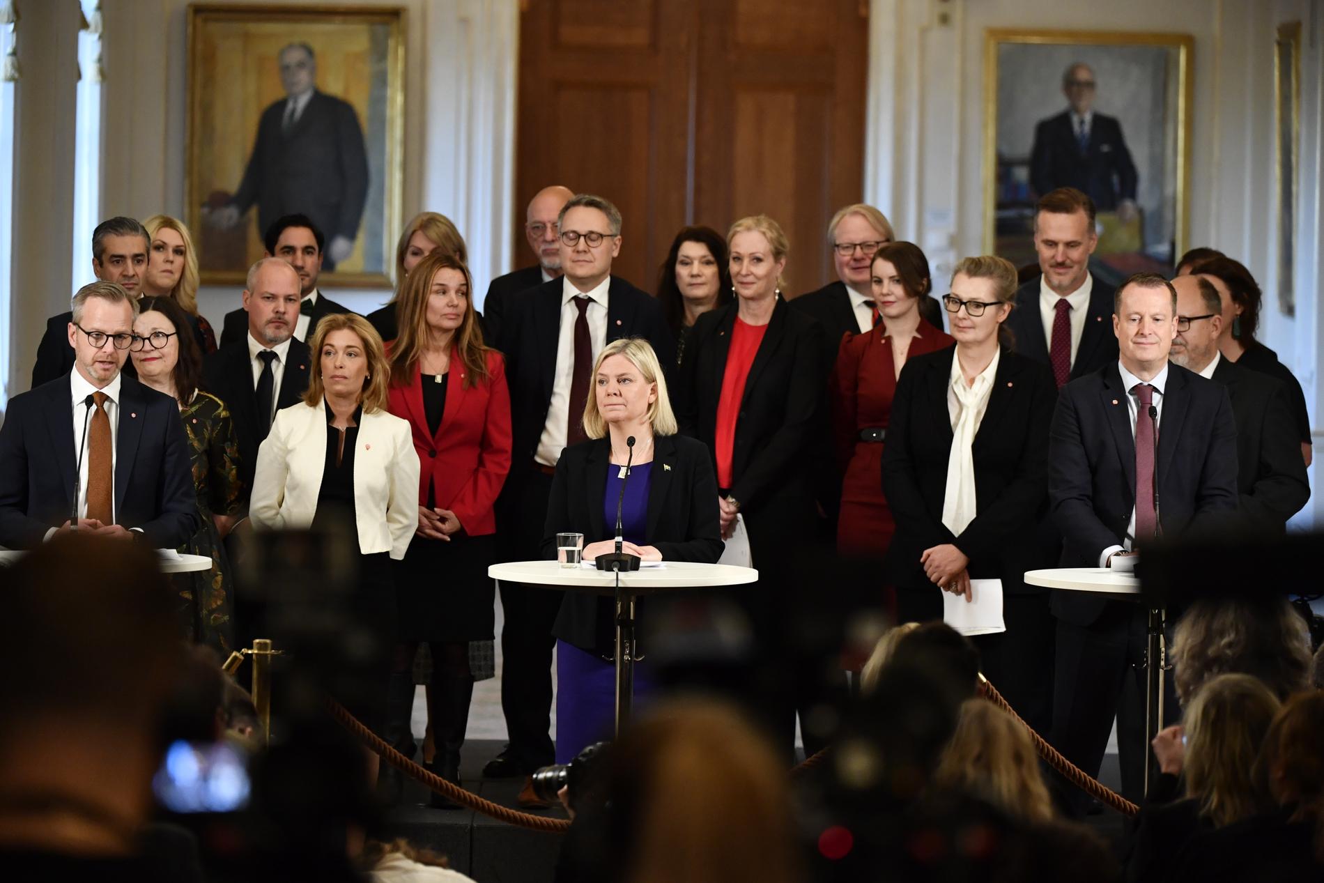 Magdalena Andersson (S) tillsammans med sina ministrar. 