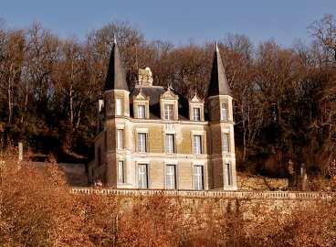Chateau des Ormeaux är som många andra små slott i Loire ihopbyggt med klippväggen. Till slottet hör 54 grottor, några är omgjorda till rum där man kan bo. Och viktigast av allt, det har riktiga torn!