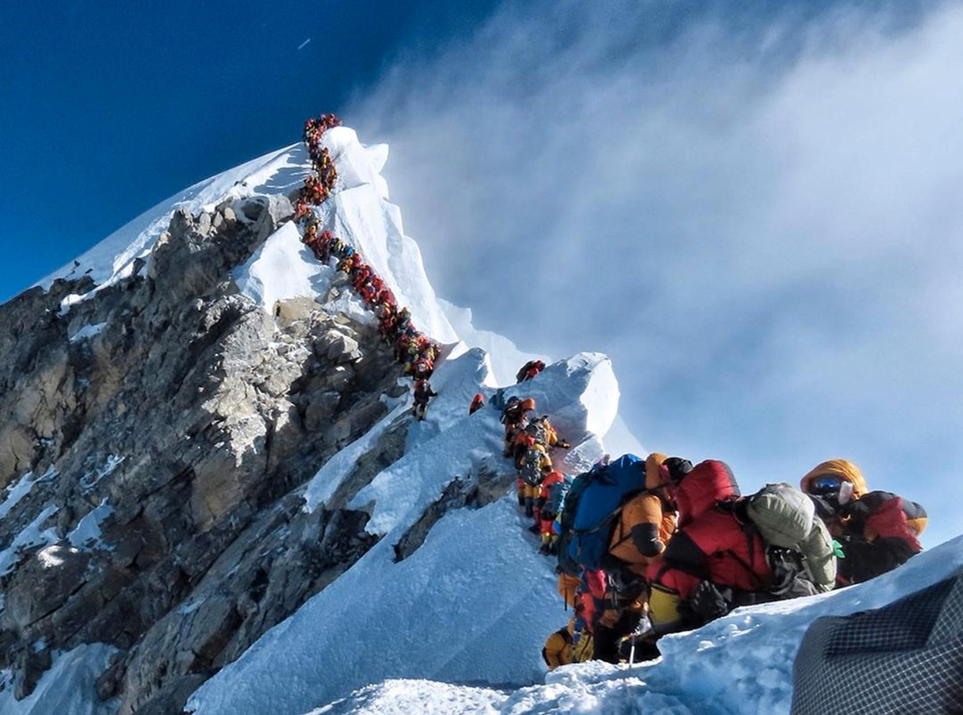 En kö av klättrare på Mount Everest den 22 maj.