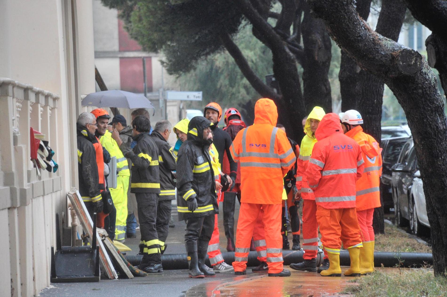 Ett stort räddningspådrag pågår i det värst drabbade området i Toscana. Minst sex personer uppges ha dött i översvämningarna. 