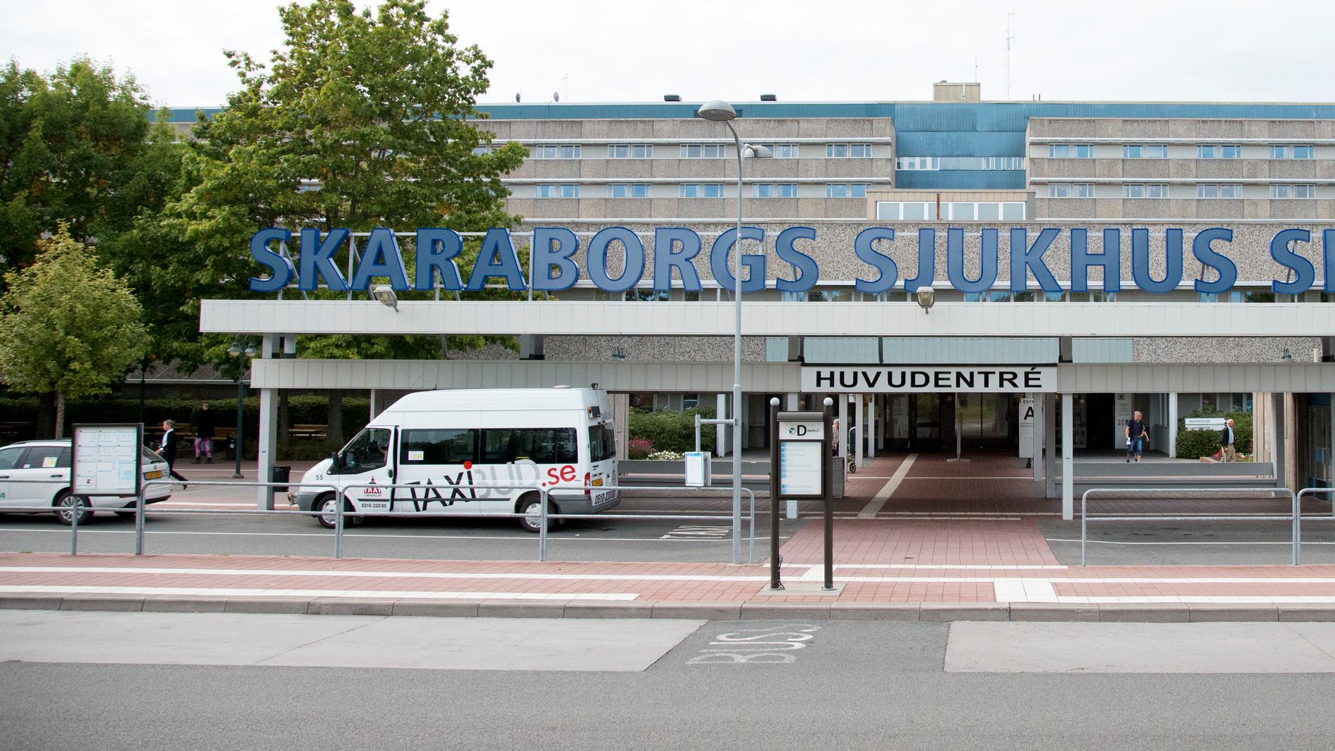 Den nu 26-åriga kvinnan vårdas på Skaraborgs sjukhus med sviter av olyckan på en idrottslektion för elva år sedan. Arkivbild.