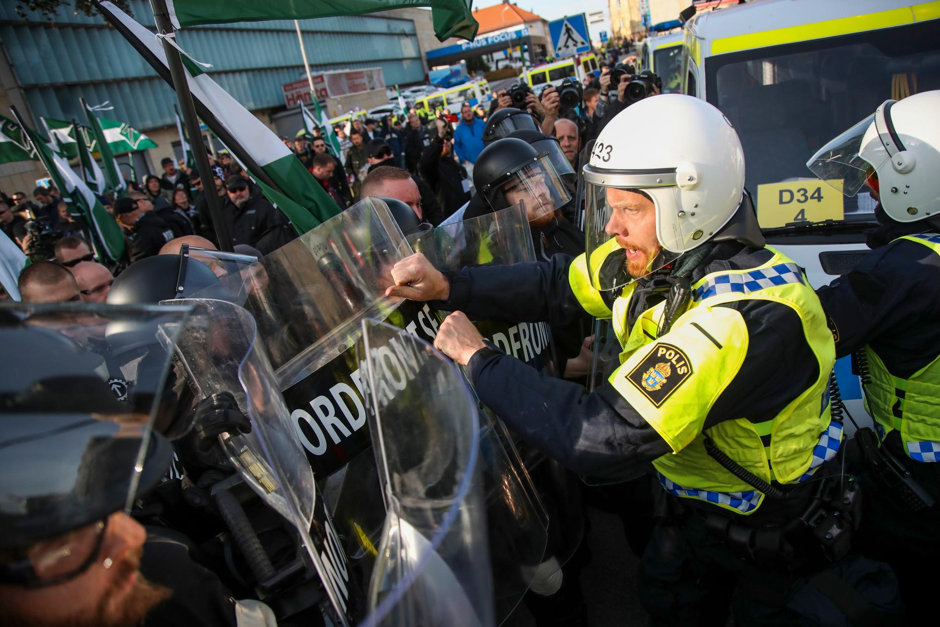 Demonstranter från Nordiska motståndsrörelsens (NMR) konfronteras av kravallpoliser vid demonstrationen i centrala Göteborg under bokmässan 2017. Arkivbild.