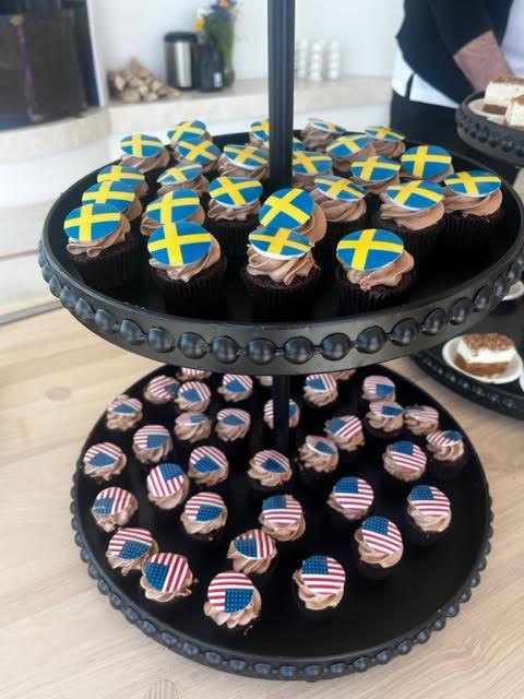 Temat på midsommarfesten gick både i svenska och amerikanska färger. 