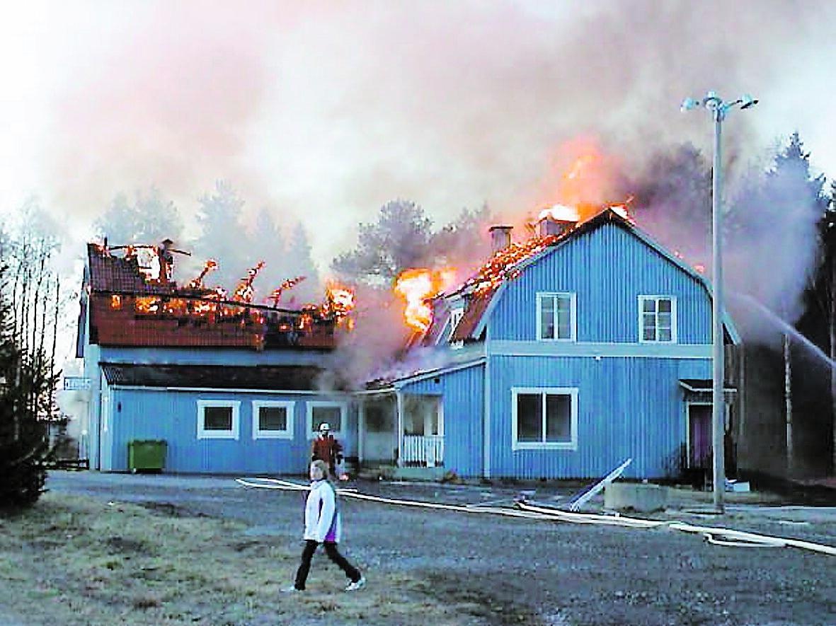 Övertänd Bygdegården i näringsminister Maud Olofssons hemby totalförstördes i en brand i går kväll.
