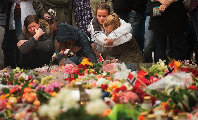 ett land i sorg  Flera personer samlades i går utanför domkyrkan i Norge för att sörja de som dog i terrorattacken.
