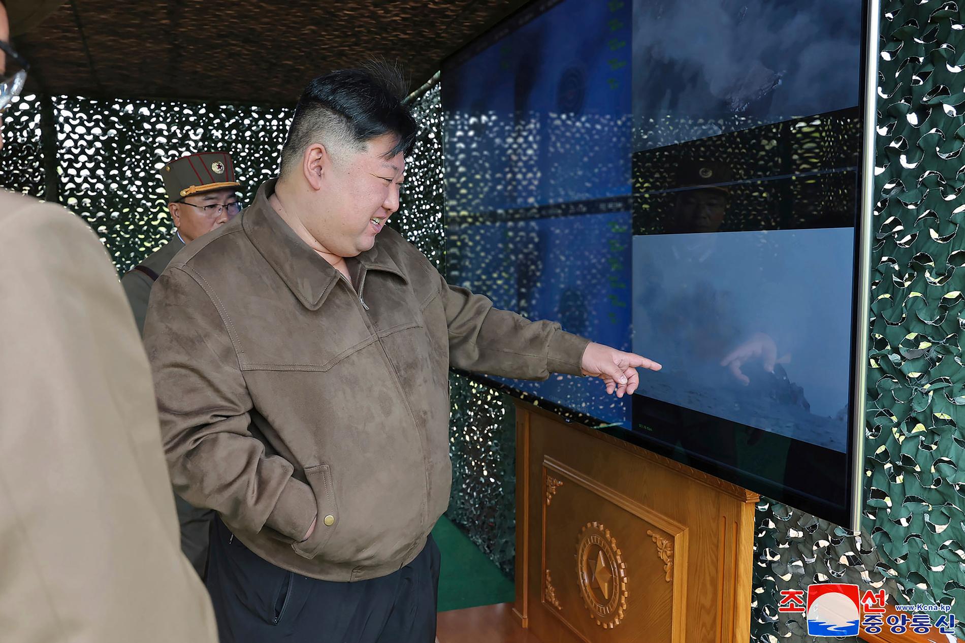 På bilden, som tillhandahållits av den Nordkoreanska regimen, ses ledaren Kim Jong-Un övervaka det som påstås vara en militärövning på en icke angiven plats i Nordkorea.