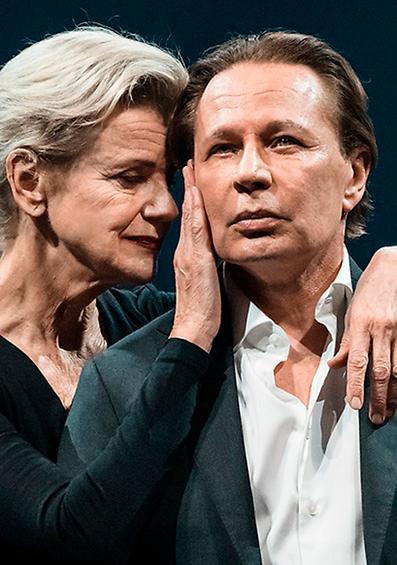 Stina Ekblad och Reine Brynolfsson i ”Oidipus/Antigone” på Dramaten.