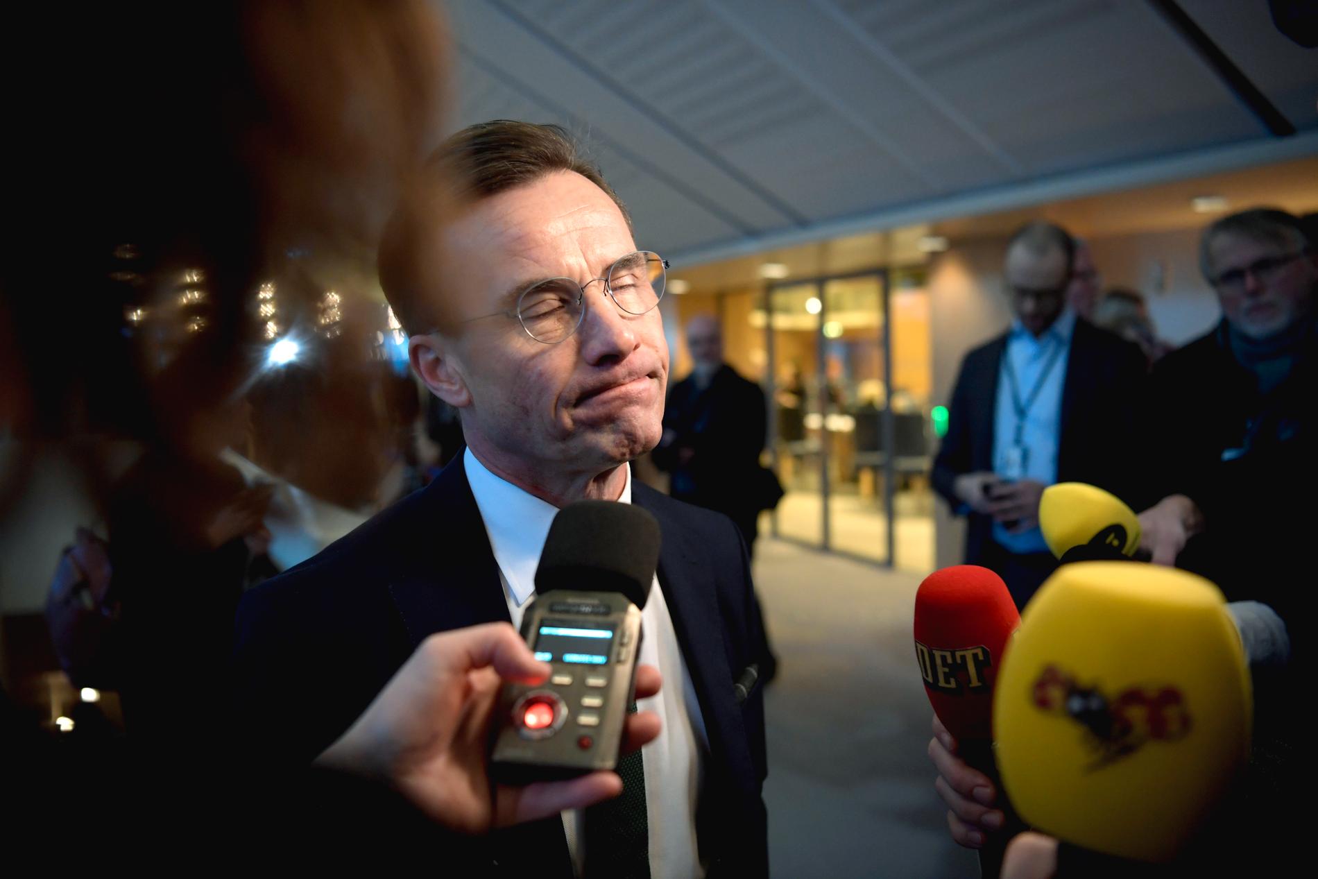 Ulf Kristersson möter media i riksdagen. 