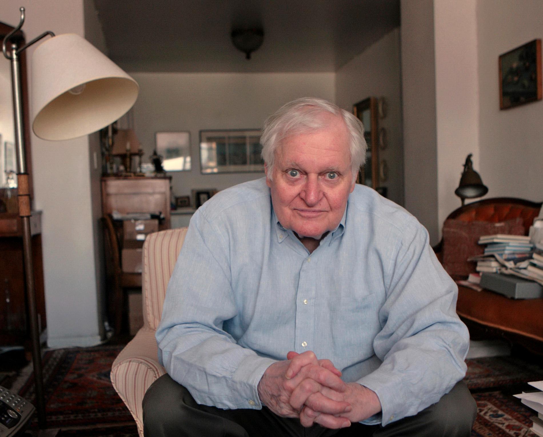   John Ashbery intervjuas i sin lägenhet i New York, i september 2008. Han dog av naturliga orsaker, enligt maken David Kermani. Ashbery blev 90 år.