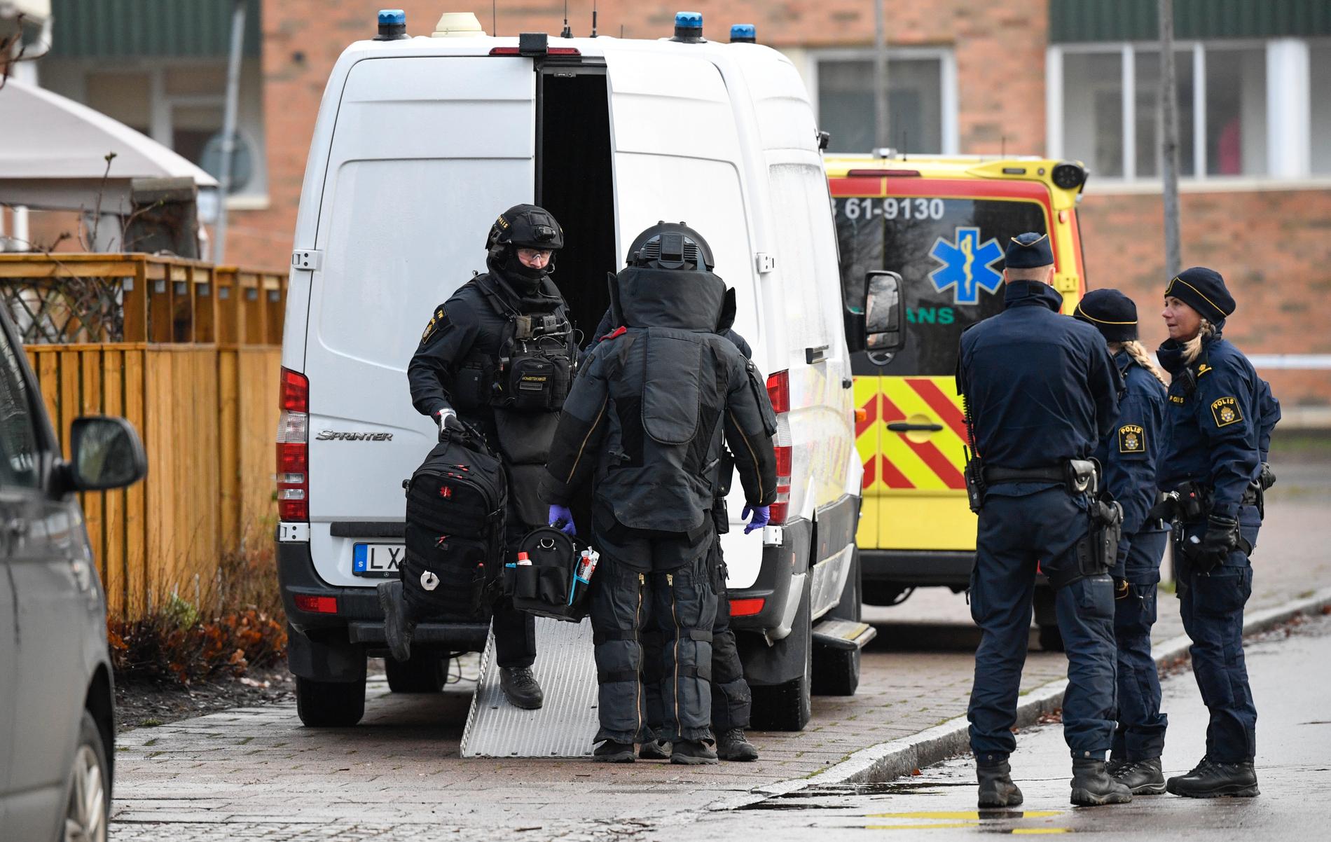 Nationella bombskyddet i skyddsdräkter vid undersökningen av ett misstänkt farligt föremål i ett underjordiskt garage i Malmö i december.
