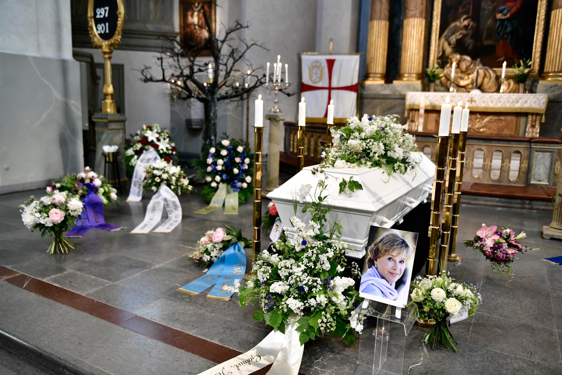 Bibi Anderssons begravning i Hedvid Eleonora kyrka. 