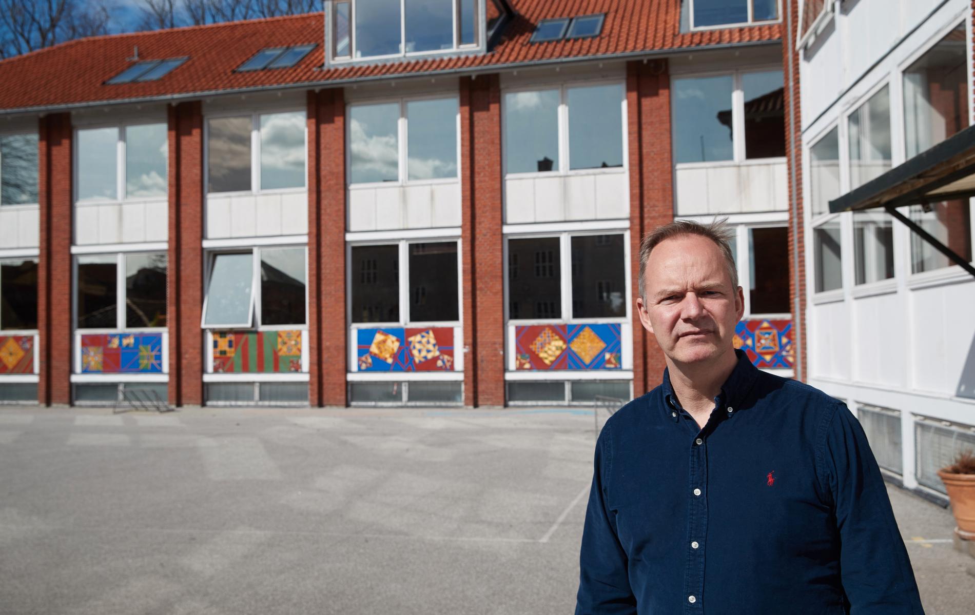 Än så länge är skolgården öde, men rektor Claus Dyremose och övrig personal på Dragør Skole förbereder sig inför öppnandet.