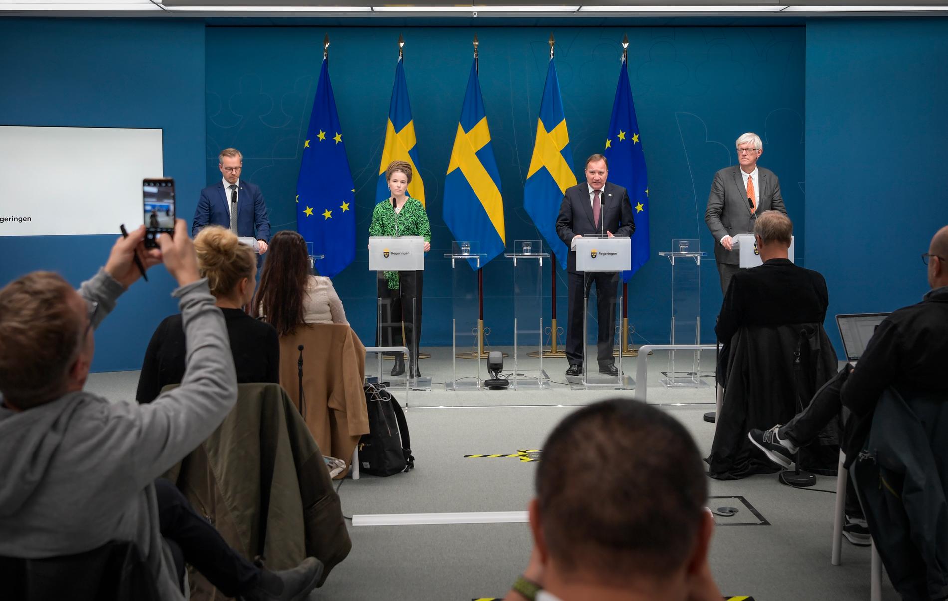 Från vänster: inrikesminister Mikael Damberg (S), kultur- och demokratiminister Amanda Lind (MP), statsminister Stefan Löfven (S) och Folkhälsomyndighetens generaldirektör Johan Carlson.