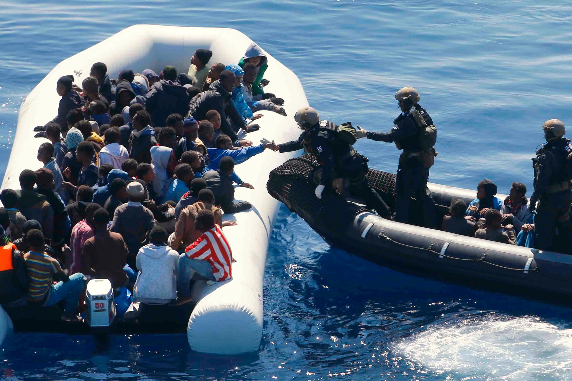 Soldater från tyska flottan kör fram till en båt med över 100 migranter på Medelhavet som en del av Operation Sophia. Arkivbild.