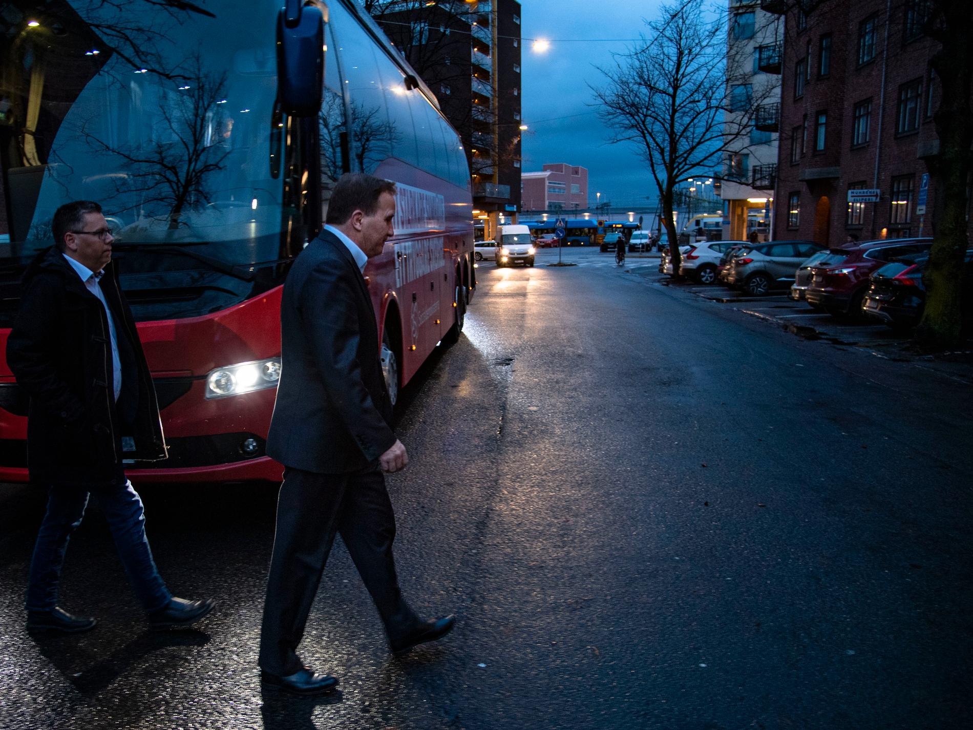 Stefan Löfven återanvänder den räda S-märkta bussen som han ofta reste i under valrörelsen.