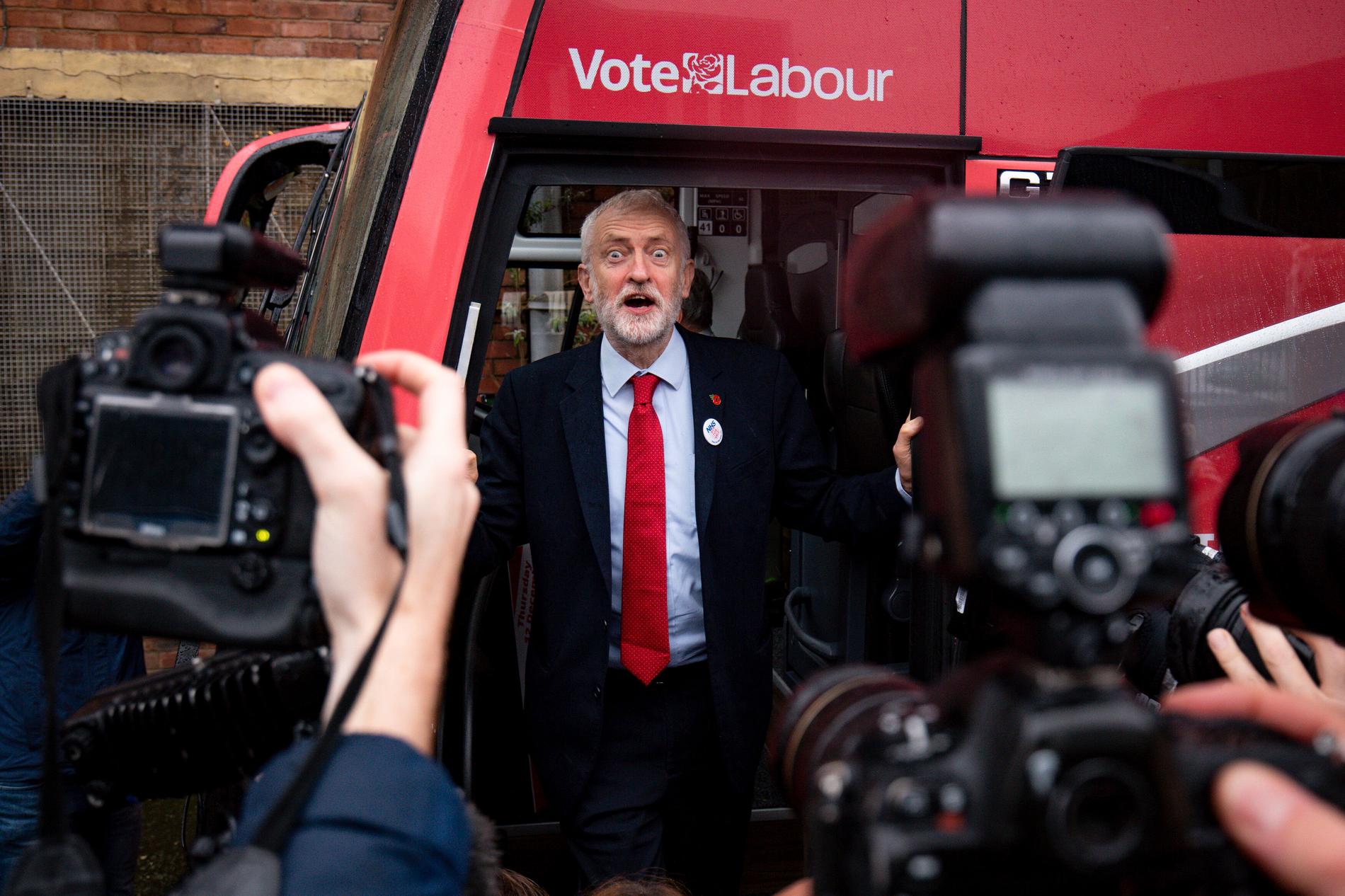 Den brittiske oppositionsledaren och Labourledaren Jeremy Corbyn i partiets kampanjbuss.