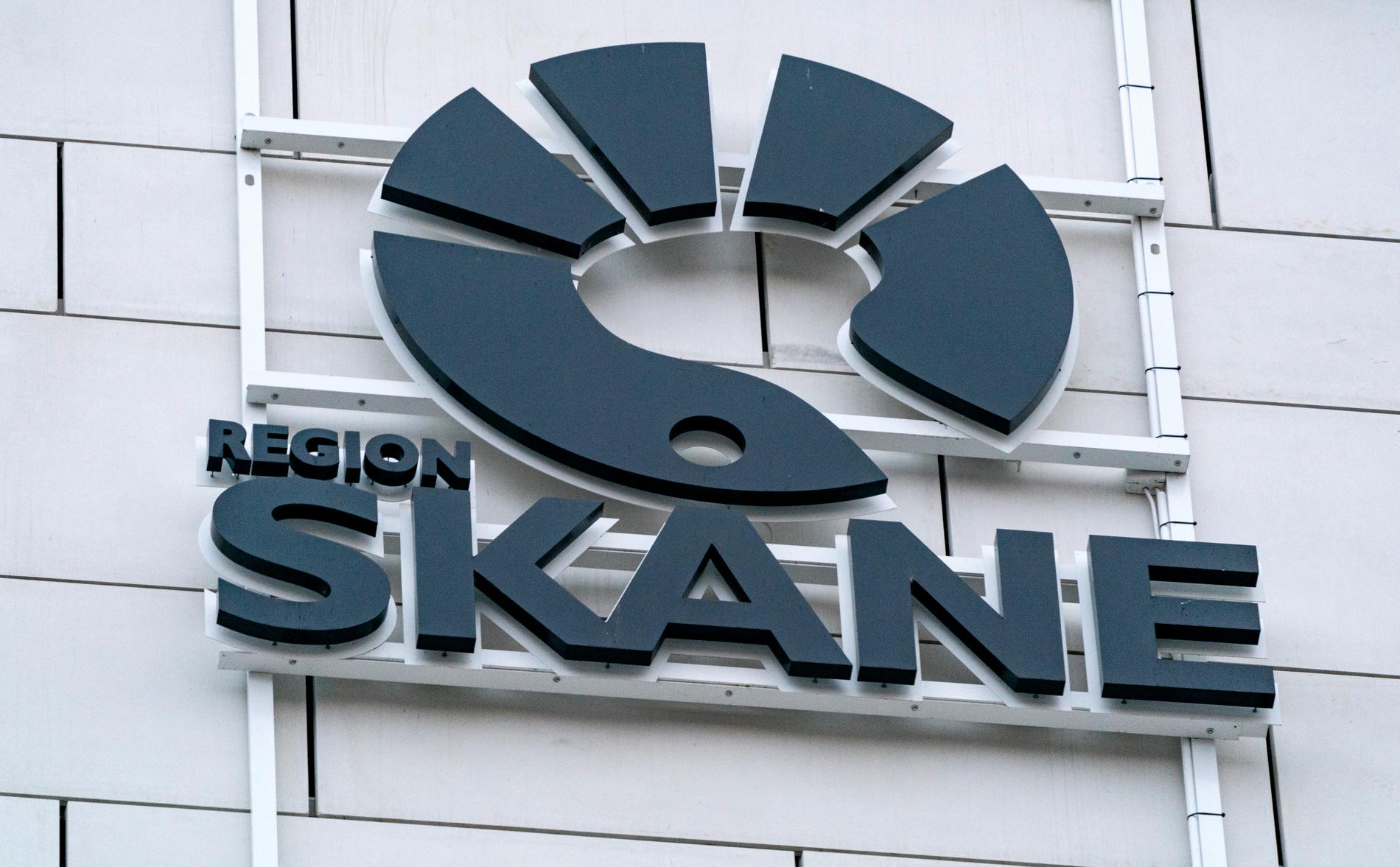 Region Skånes logga på en fasad.