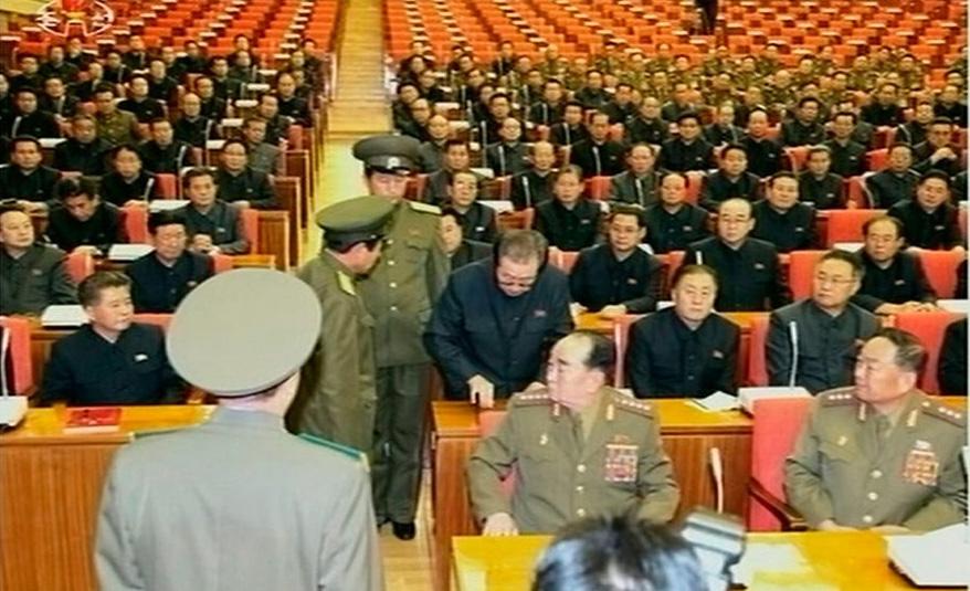 Kims farbrorförs iväg mitt framför Nordkoreas höjdare.