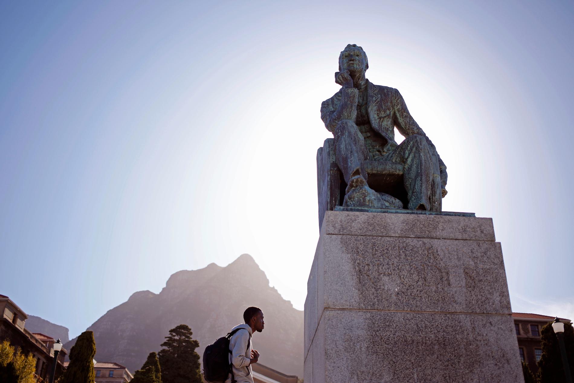 En staty av Cecil Rhodes vid universitetet i Kapstaden.