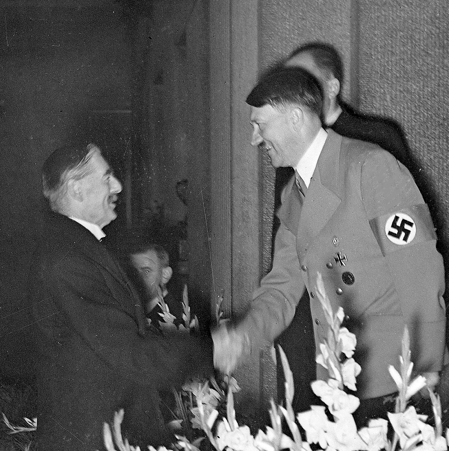 Storbritanniens premiärminister Neville Chamberlain och Hitler möts på Rheinhotel Dreesen i Bad Godesberg nära Bonn.