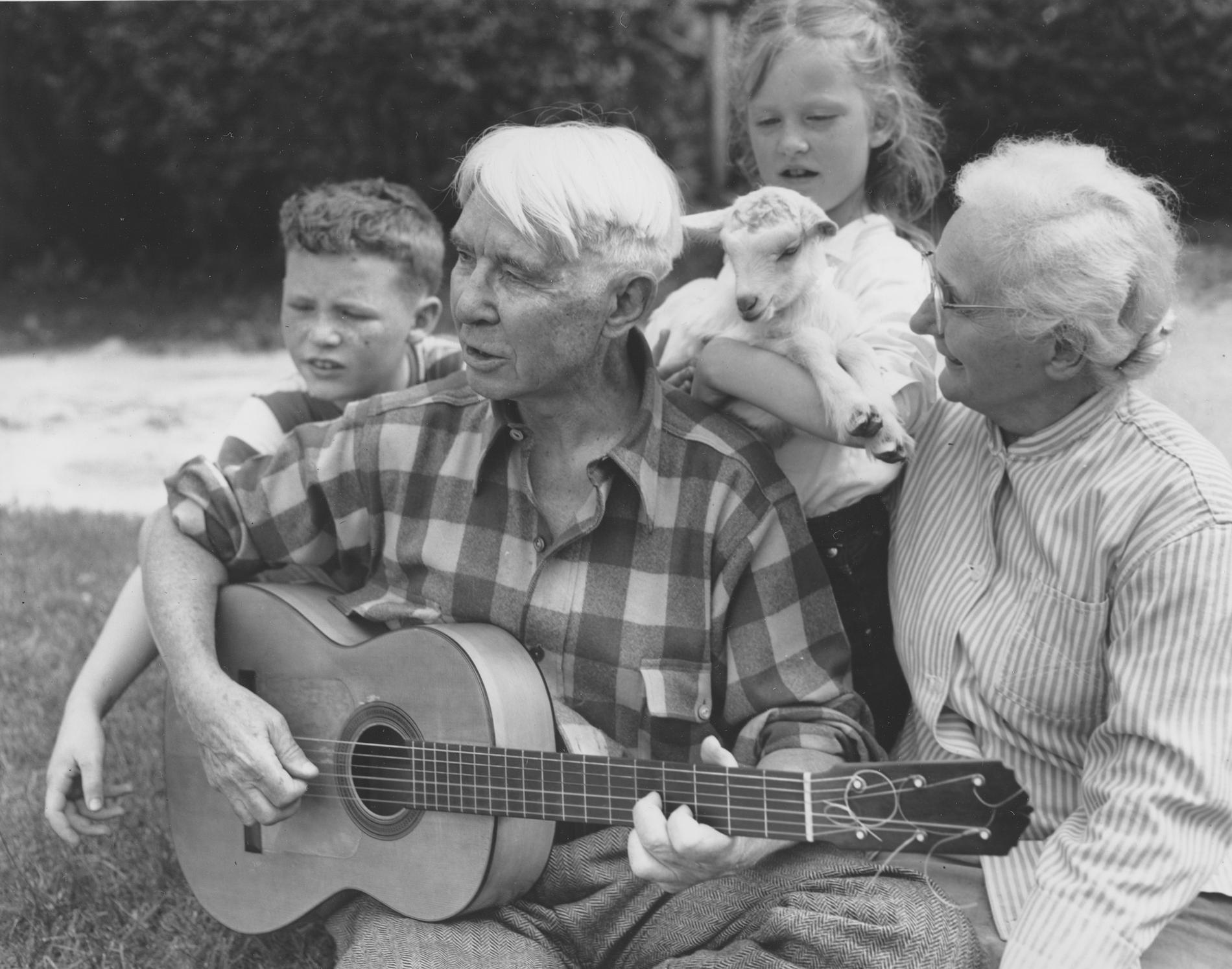 Carl Sandburg med familjen, maj 1951.
