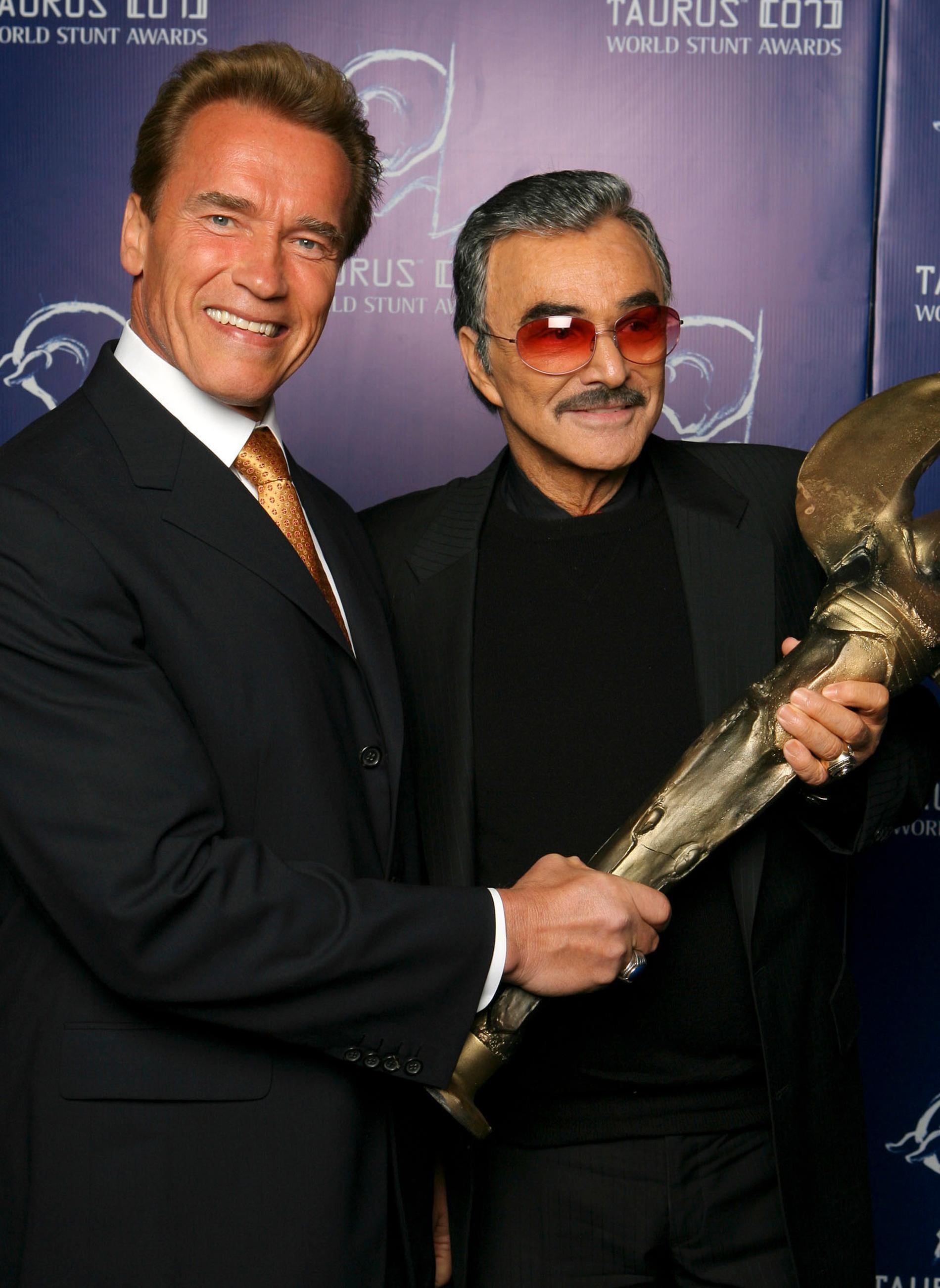 Arnold Schwarzenegge (t v) delar ut priset Lifetime Achievement Award till Burt Reynolds på Taurus World Stunt Awards 2007.