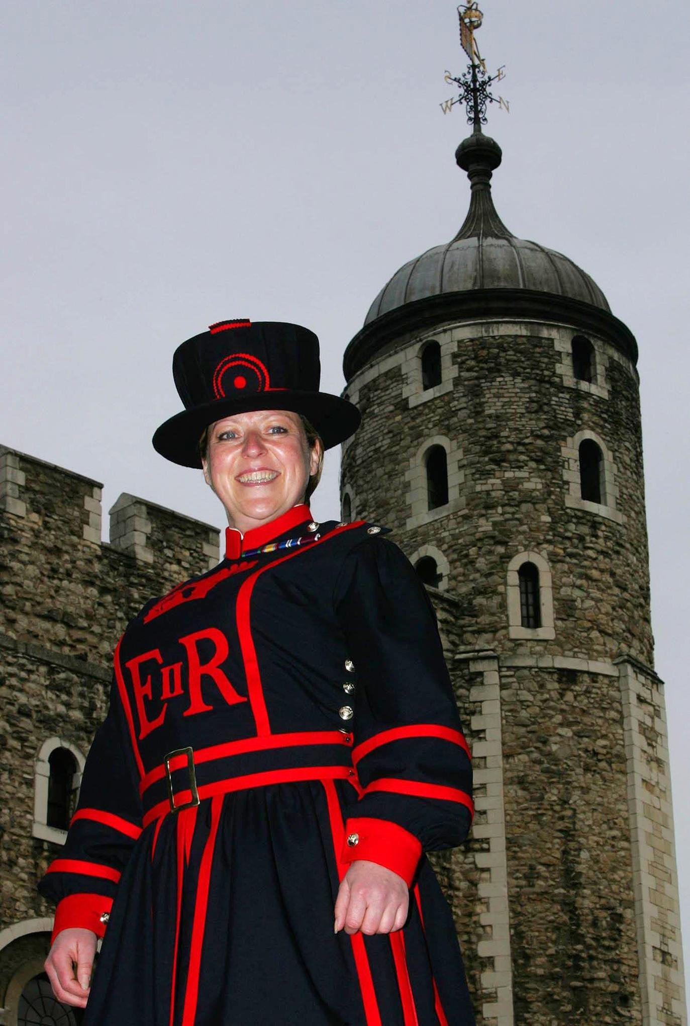 Moira Cameron började arbeta vid Towern den 3 september 2007 och blir därmed den första kvinnliga "beefeatern".