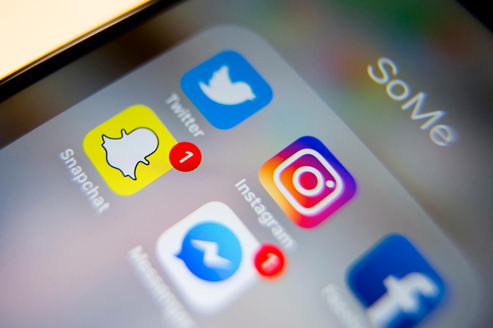 Var tredje person har blivit kontaktad av en misstänkt bedragare på sociala medier, enligt en ny undersökning.