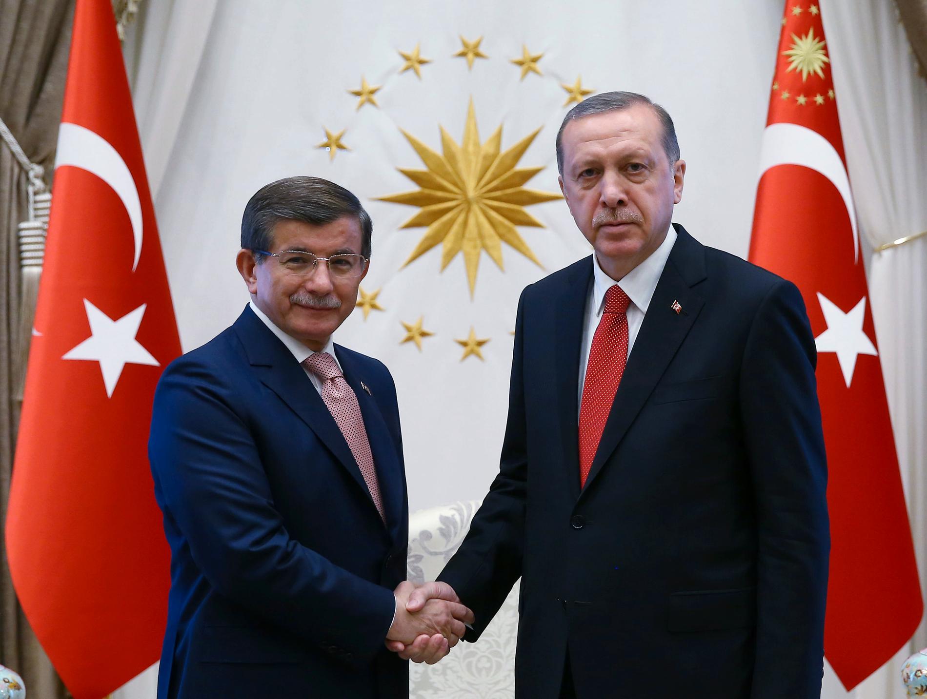 Turkiets tidigare premiärministern Ahmet Davutoglu och president Recep Tayyip Erdogan på en bild från 2016. Arkivbild.