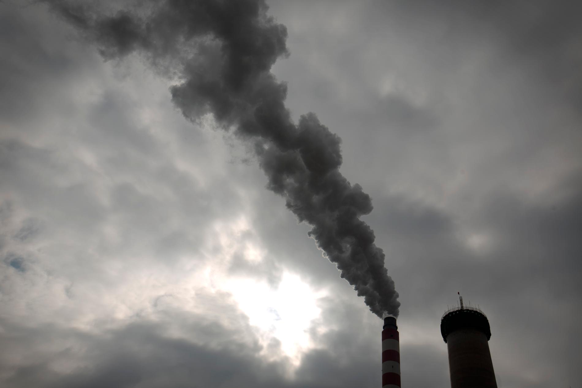 Röken stiger från ett kolkraftverk i norra Kina. Kolet utgör det största hotet mot jordens klimat.