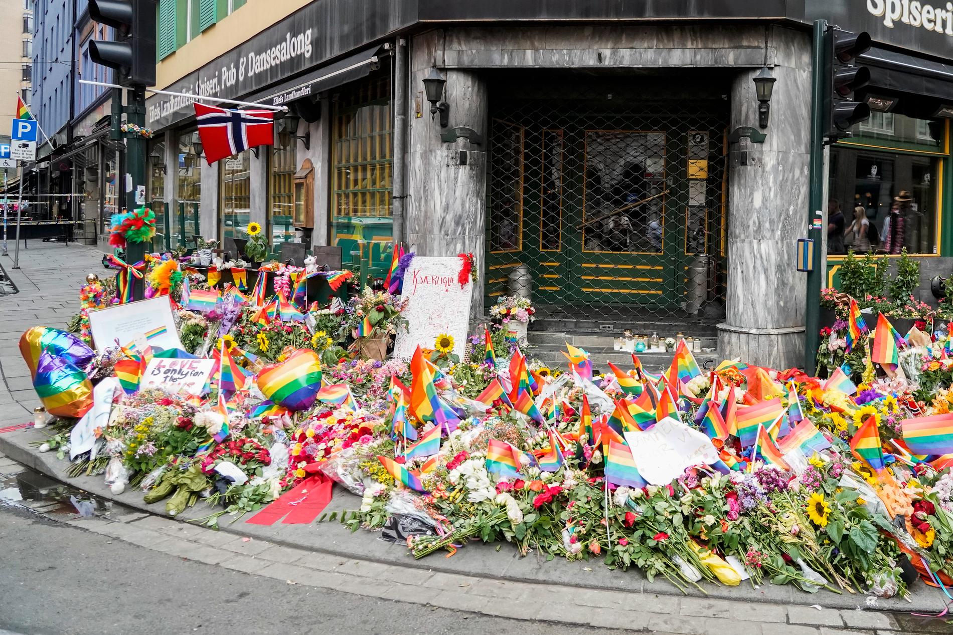 Blommor i närheten av brottsplatsen i Oslo under söndagen, där två personer sköts till döds och ytterligare ett 20-tal skadades i ett terrordåd natten till lördagen.