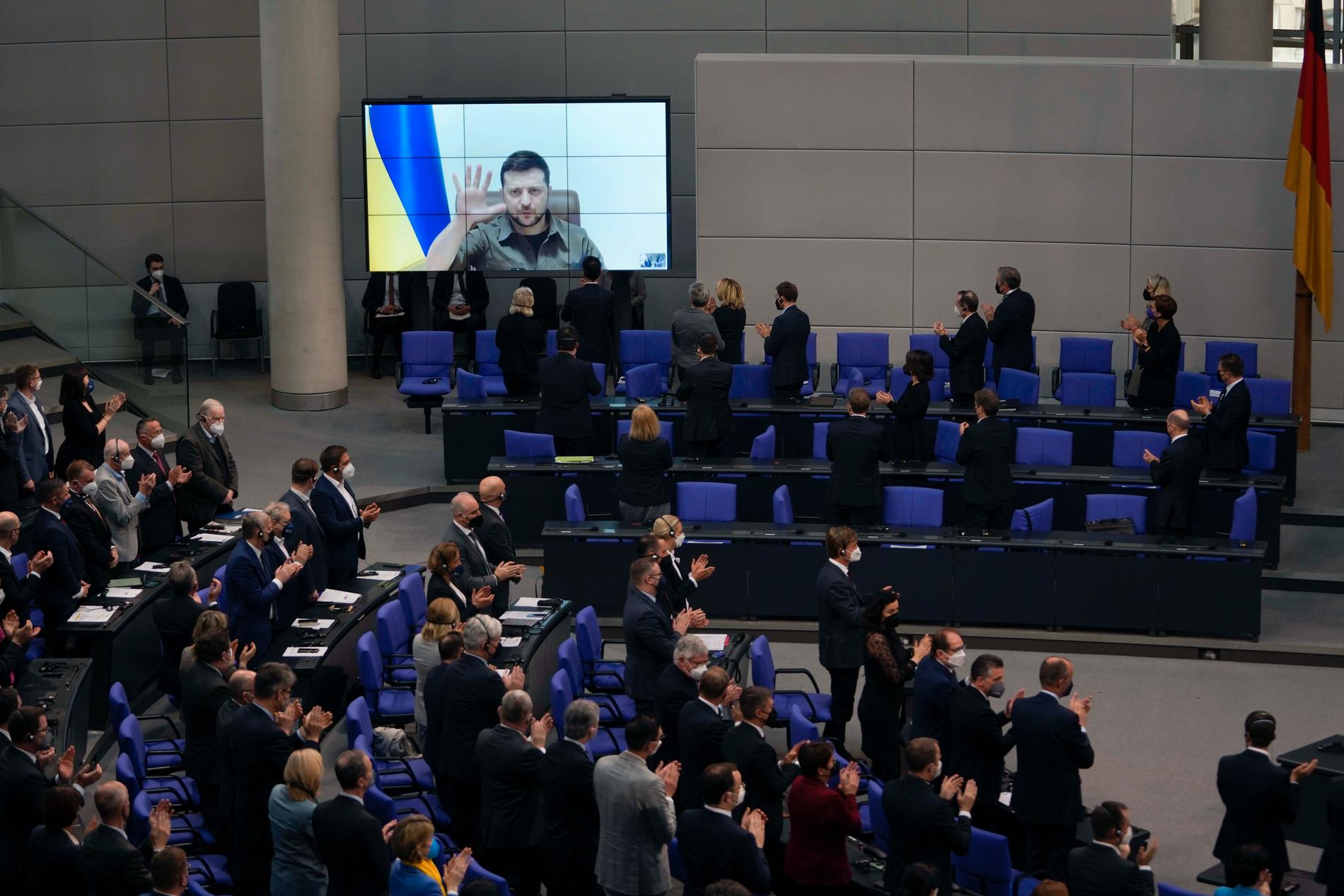 Ukrainas president Volodymyr Zelenskyj får stående applåder efter ett tal till den tyska förbundsdagen i mars.