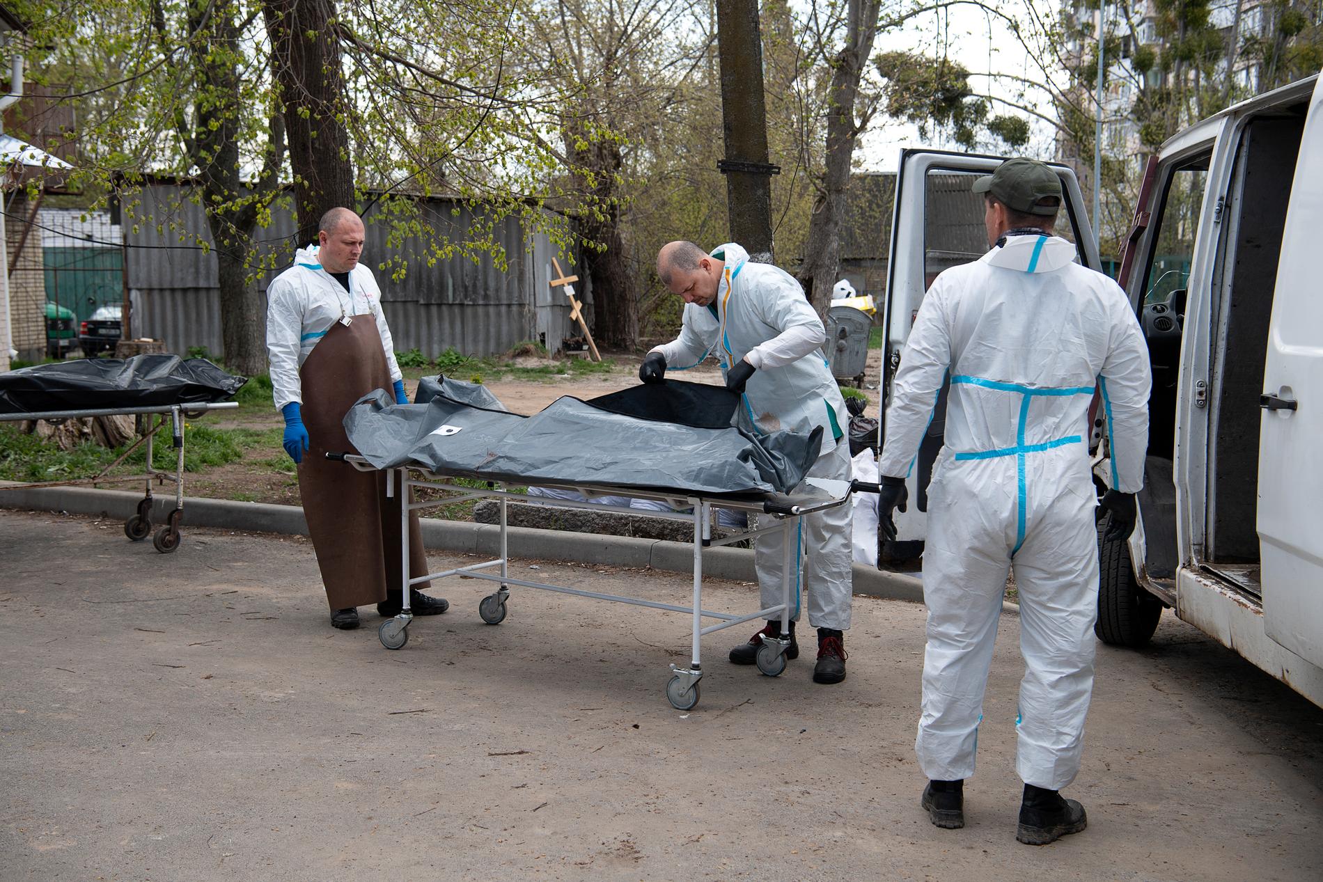Serhiy Pylypenkos kropp förs bort av personalen på bårhuset.
