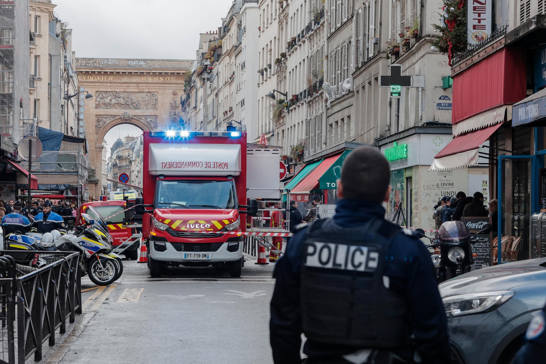 Två personer har dött och flera har skadats i en skjutning i centrala Paris.