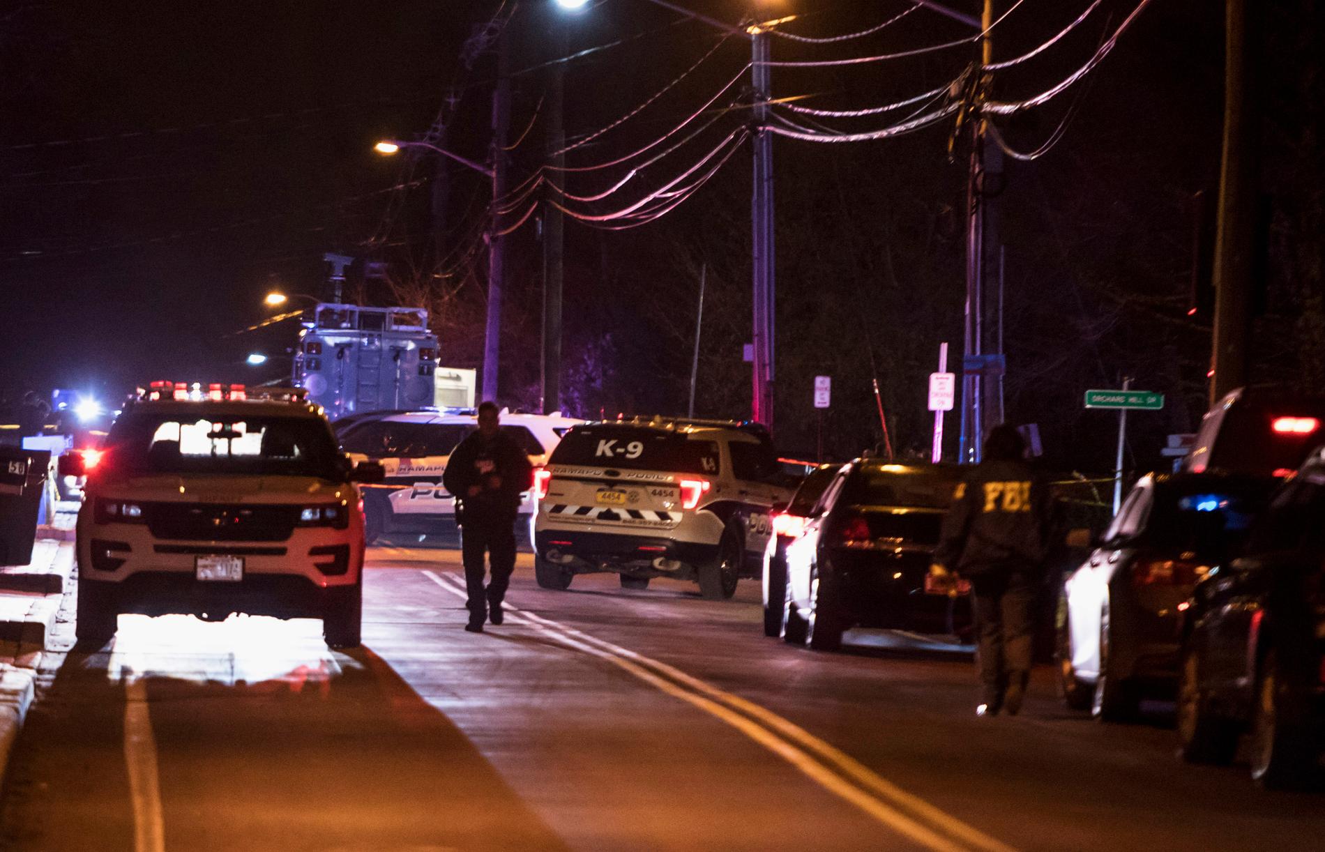 Flera personer har blivit huggna av en machetesvingande man vid ett hem nära en synagoga i staden Monsey i delstaten New York i USA.