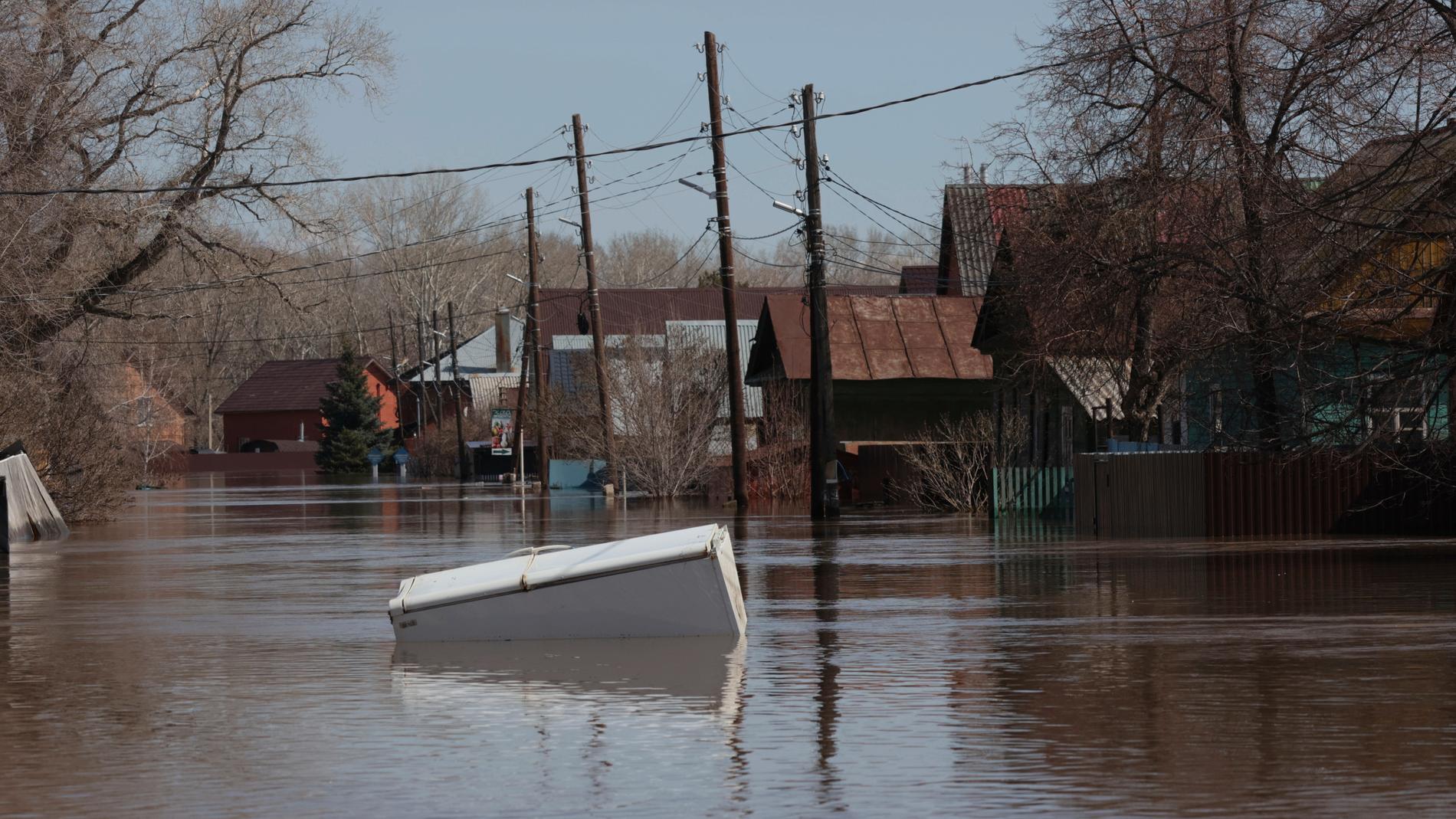 Ett kylskåp flyter i ett översvämmat område i Orenburg, Ryssland. Räddningsarbetare kämpar för att hjälpa invånare som tvingas lämna sina hem sedan vattennivåerna stigit i Uralfloden.