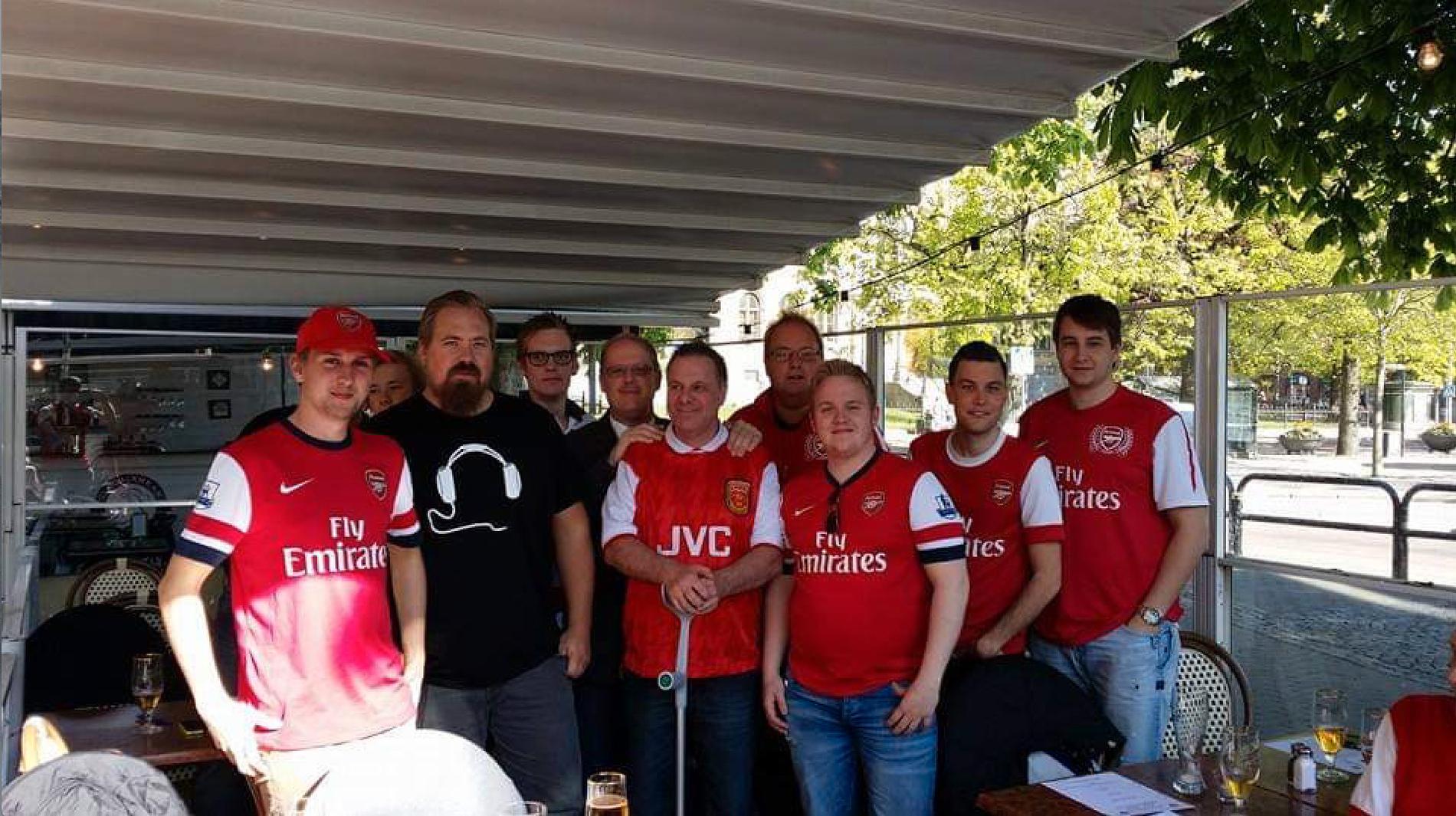 Ulf Nilsson i mitten av bilden omgiven av andra Arsenalfans.